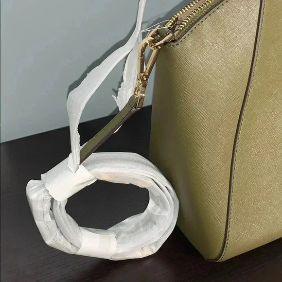 Michael Kors Ciara Duffle Solid olive green color - Picture 4 of 8